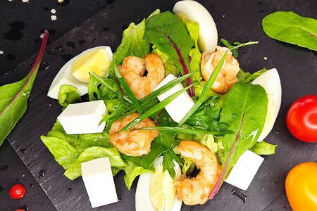 Салат с молодым сыром