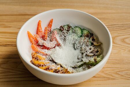 Салат греческий с овощами, оливами и сыром фета