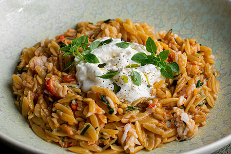 Паста орзо с камчатским крабом, соусом Bisque и страчателла