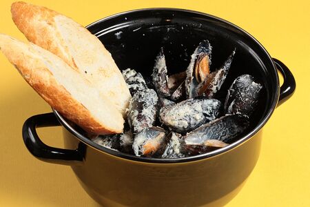 Мидии в соусе том ям