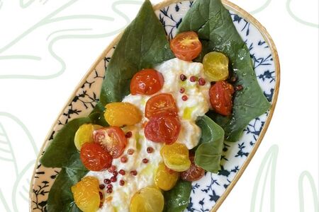 Салат со страчателлой и томатами