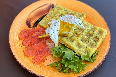 Ашот-пашот на картофельной вафле с сёмгой