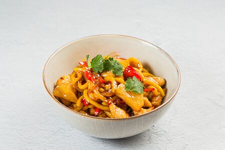 Вок с курицей и ананасами