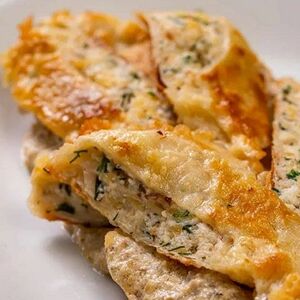 Куриное филе со сливочным соусом и сырными рулетиками