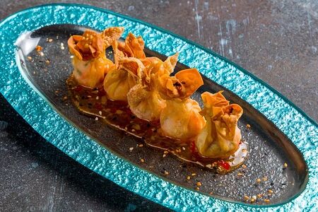 Вонтоны с крабом и острым соевым соусом