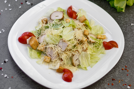 Салат цезарь с курицей