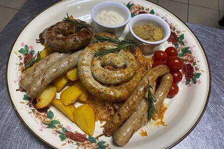 Ассортимент колбасок к пиву