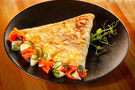 Блинчик с семгой и творожным сыром