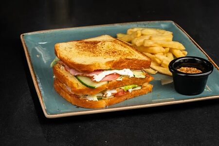 Сэндвич клаб с беконом на бриошь