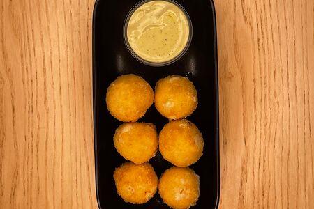 Сырные шарики в панировке с чесночным соусом