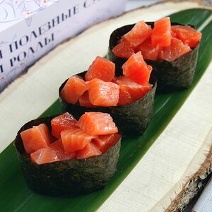 Гункан с лососем
