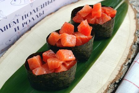 Гункан с лососем