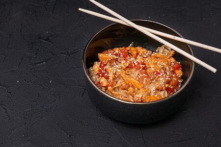 Рисовая лапша с лососем