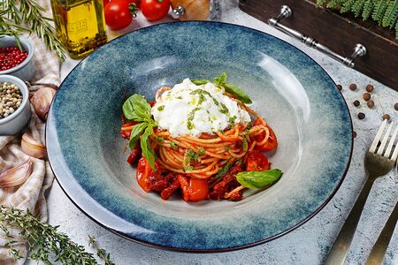 Спагетти со страчателлой и запеченными томатами