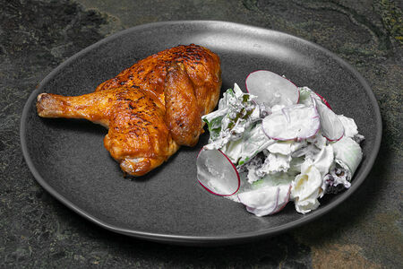 Цыпленок шрирача с овощным салатом