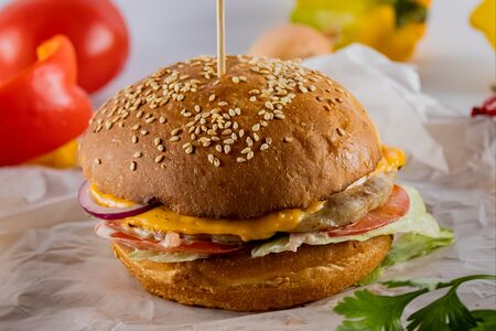 Бургер с рыбой на гриле