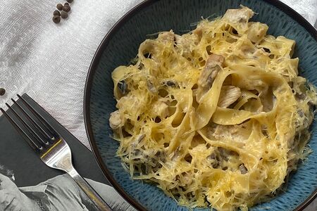 Паста с курицей и грибами