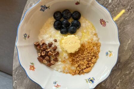 Рисовая ванильная каша с миндальным печеньем и голубикой