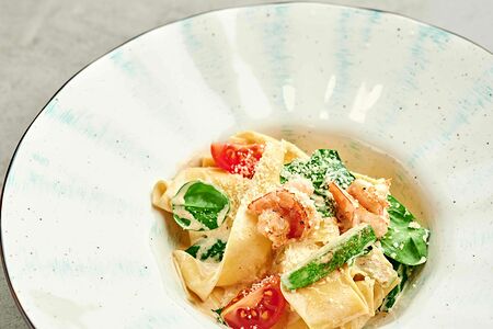 Феттуччине с креветками и цукини