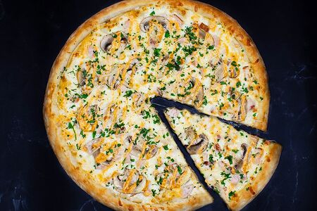 Пицца грибная с курицей маленькая