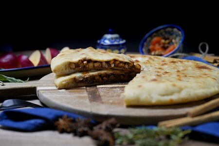 Осетинский пирог Фэдкуджын с яблоком и корицей