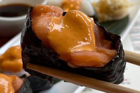 Гункан с лососем