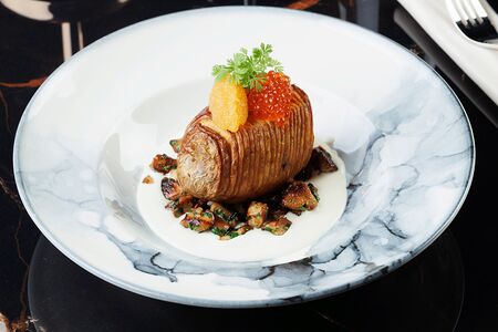 Запеченный картофель с белыми грибами и икрой