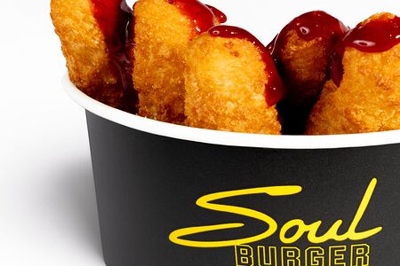 Моцарелла в панировке с брусничным соусом