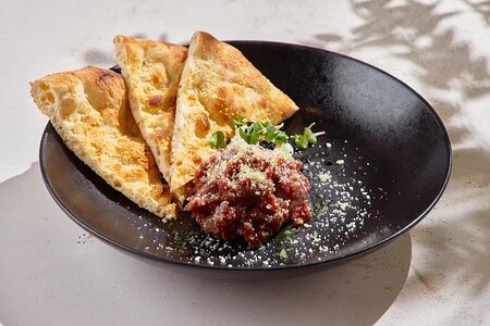 Тартар из говядины с кремом из сыра Рокфор