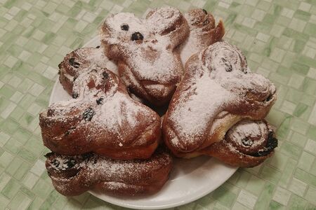 Булочка с изюмом