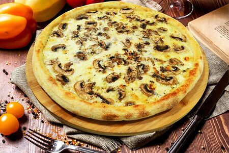 №27 Пицца с шампиньонами на сливочном соусе