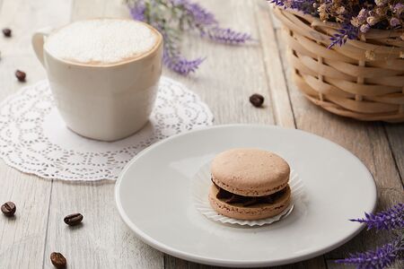 Вегетарианское пирожное Макарон Шоколад-вишня