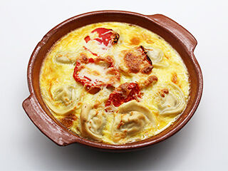 Пельмени мясные, запеченные с помидорами в омлете