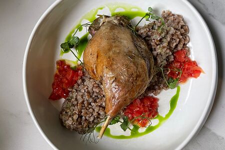 Утиная ножка конфи с томленой гречкой и маринованным помидором