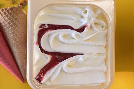 Мороженое Творожный десерт с клубникой в мини-ванне