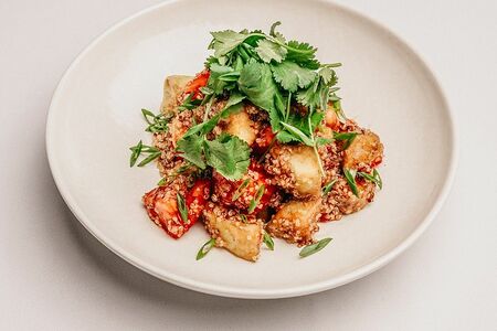 Теплый салат с баклажанами, томатами и киноа