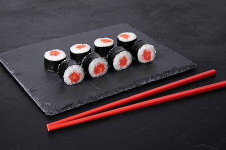 Ролл с подкопчённым лососем