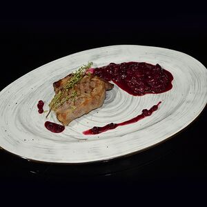 Свинина в брусничном соусе