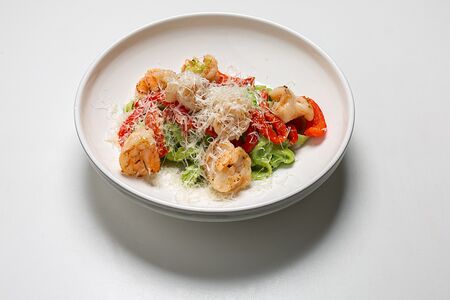 Паста с креветками и печеными перцами