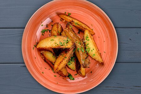 Картофельные дольки с чесноком