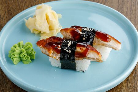 Суши с угрем