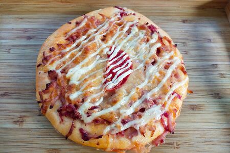 Пицца с колбасой и сыром