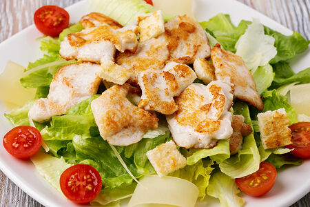 Салат Цезарь с курицей