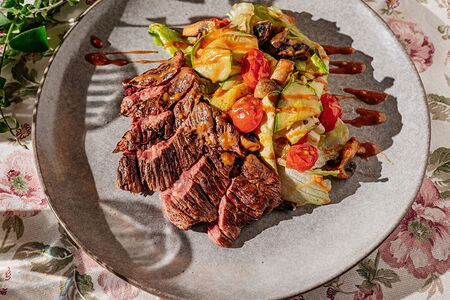 Салат Стейк с говядиной