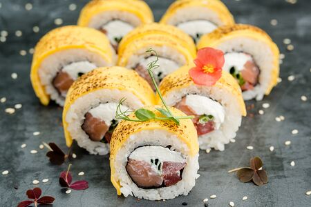 Ролл с чеддером и копченым лососем