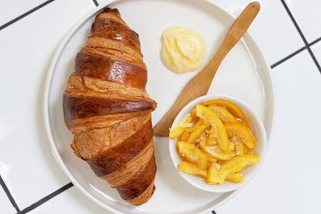 Круассан с маслом и вареньем