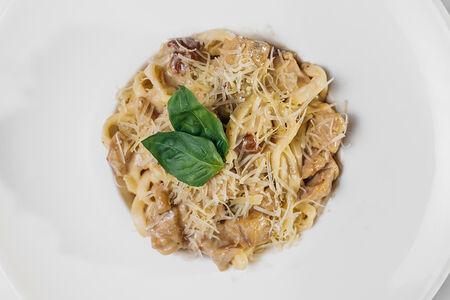 Паста с курицей и белыми грибами