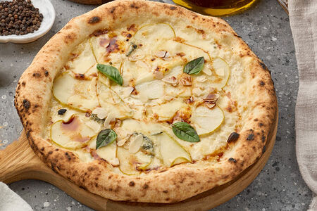 Пицца с грушей, горгонзолой и солёной карамелью