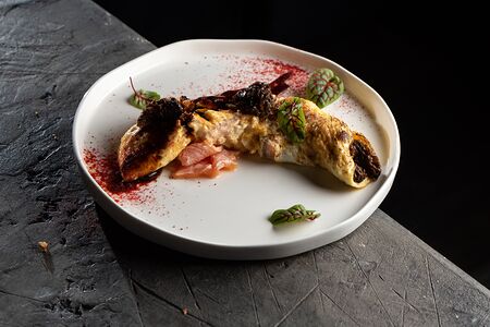 Омлет с лососем, шпинатом и моцареллой