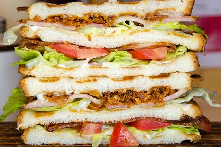 Сэндвич с беконом и луком фри